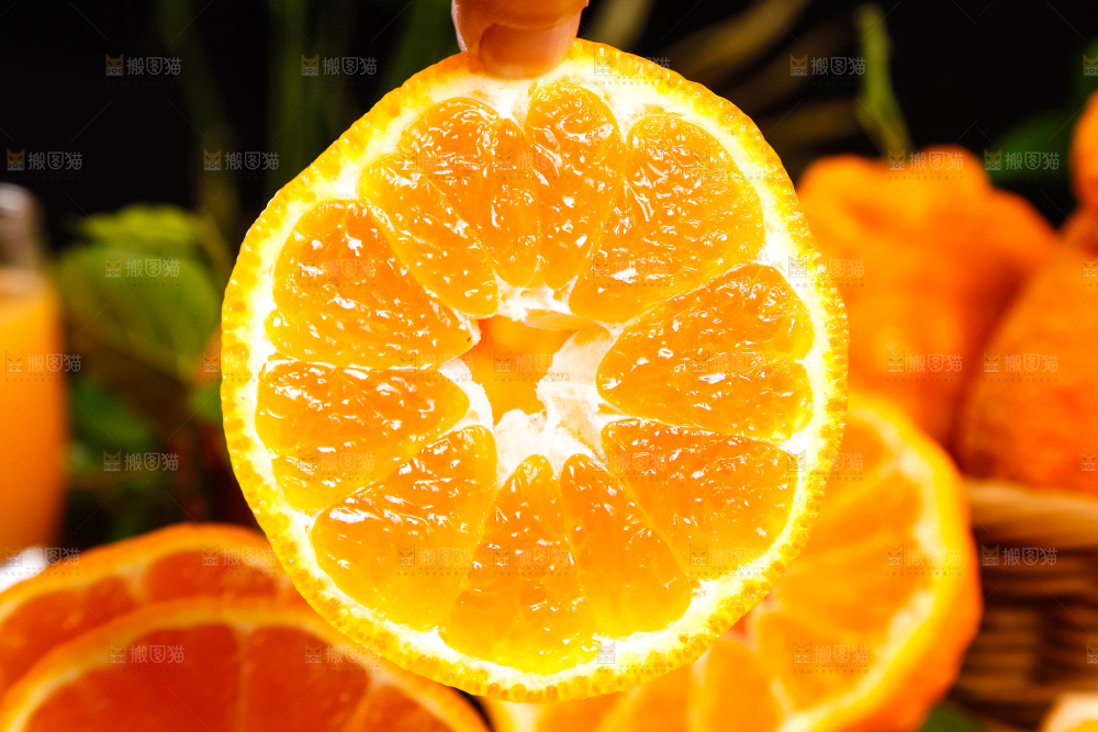 手里拿着丑柑