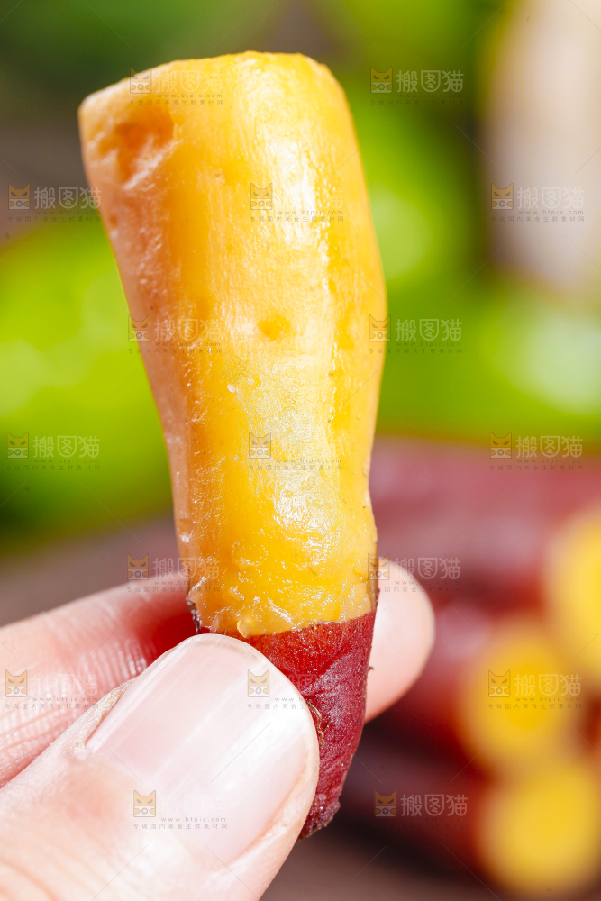 手里拿着小蜜薯