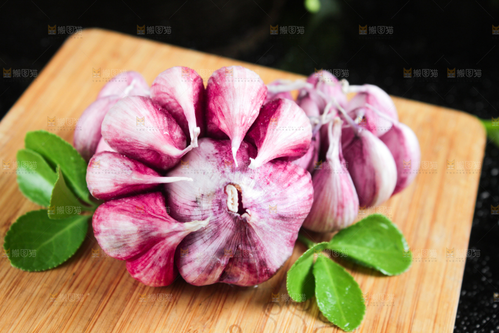 木板上放着紫皮大蒜头
