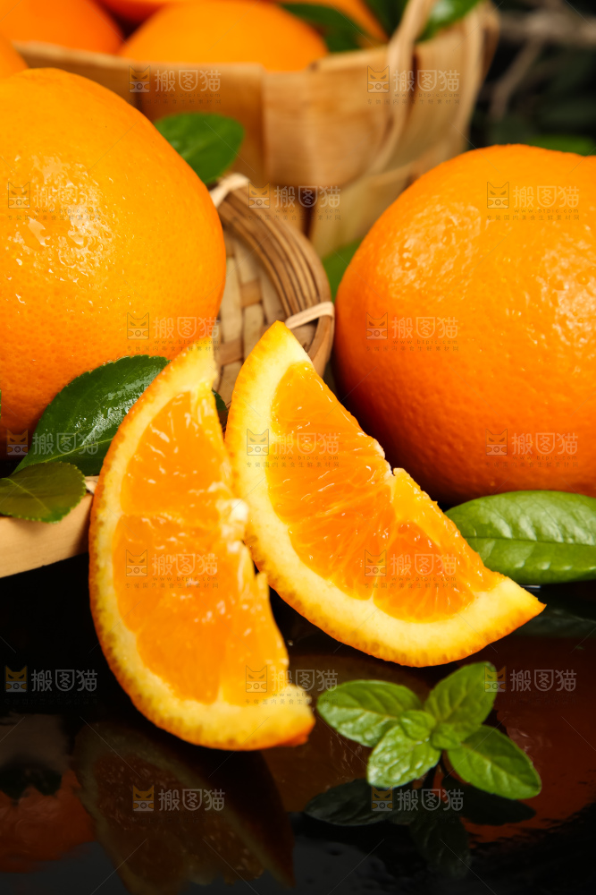 黑底上摆放着橙子