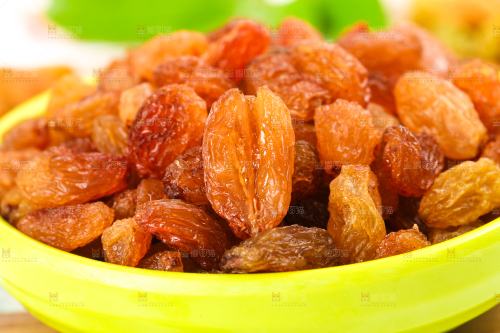 碟子里装着红葡萄干