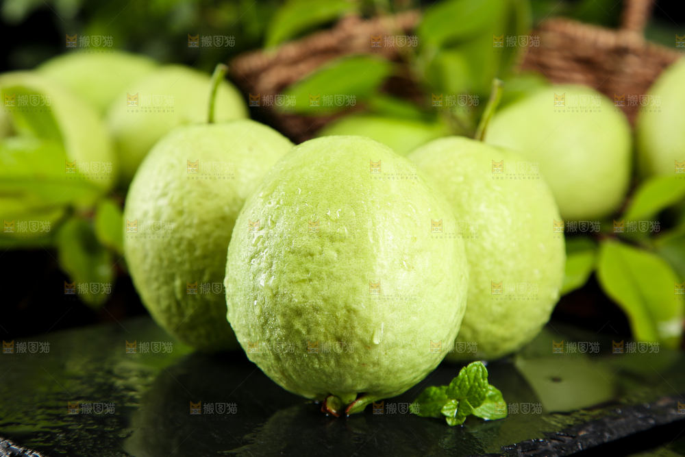 黑底上摆放着番石榴