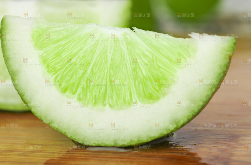 木底上摆放着台湾香水柠檬