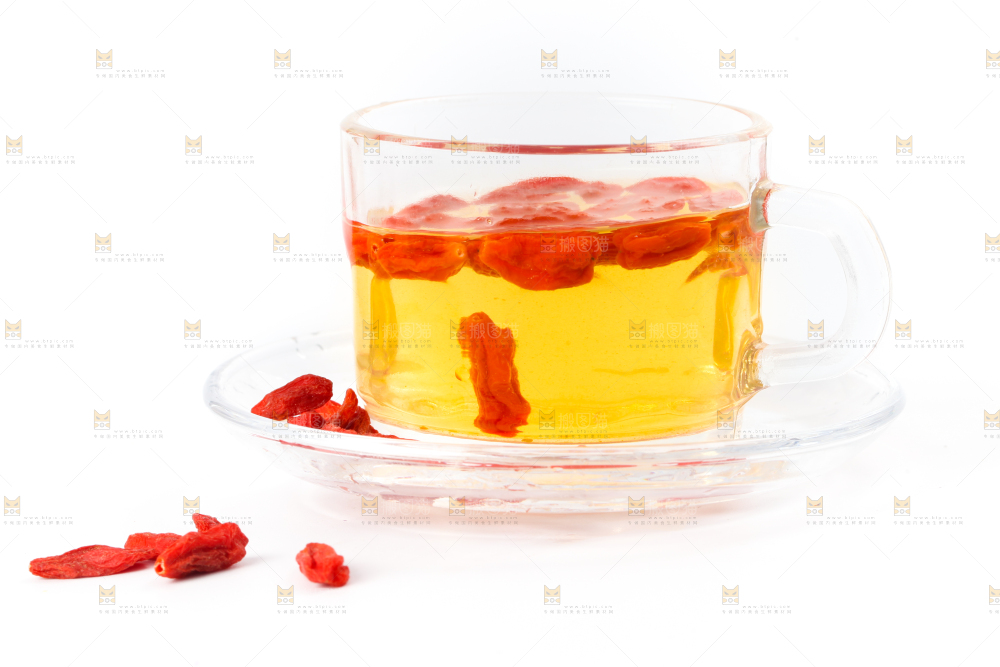 杯子里装着枸杞茶