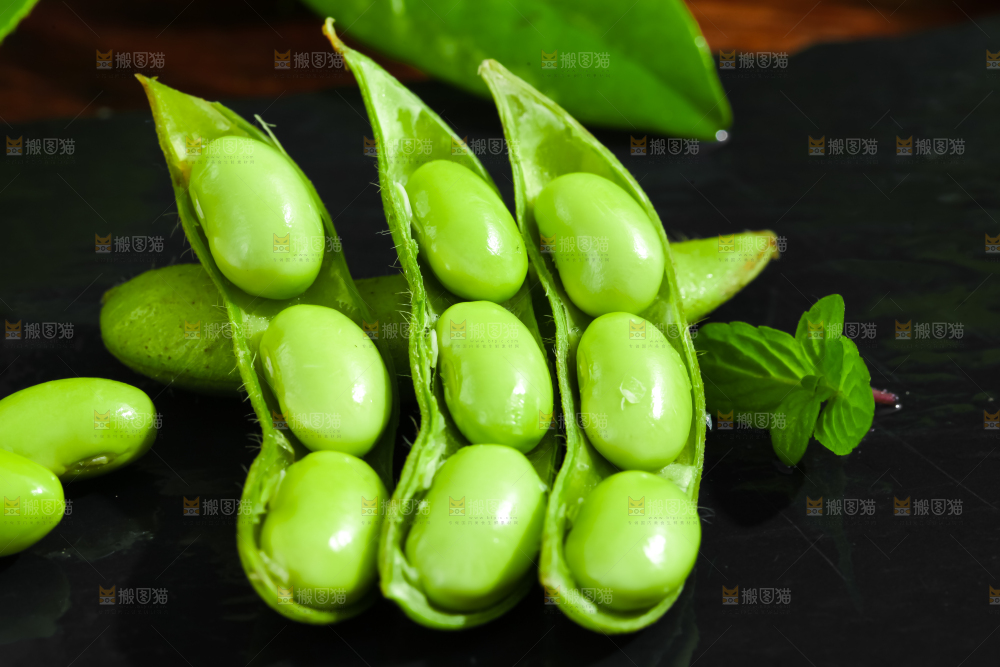 黑底上摆放着湖北毛豆