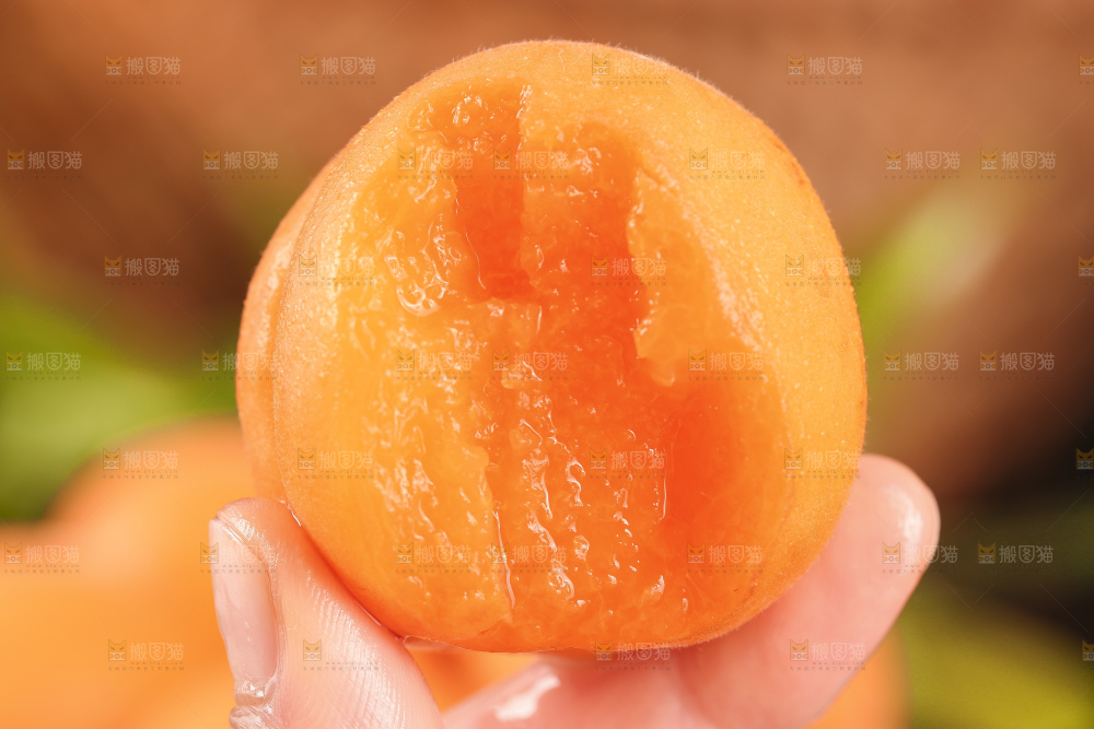 手里拿着黄杏