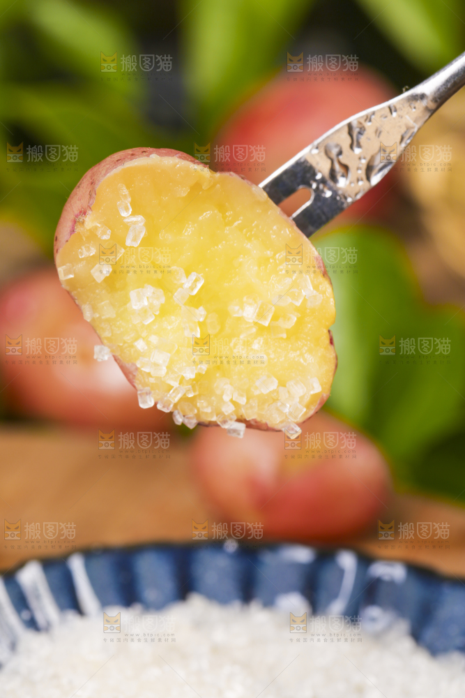 叉子叉着一块洋芋