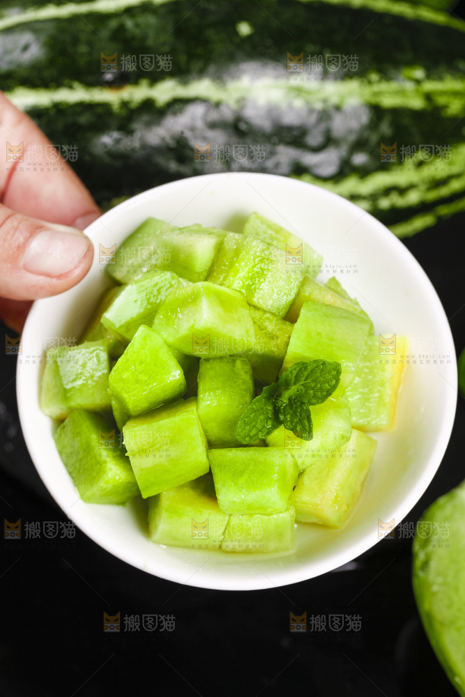盘子里装着博洋甜瓜的果肉