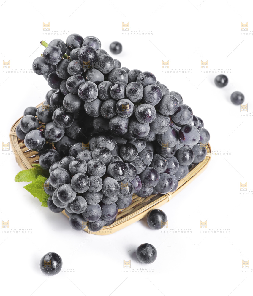 篮子里装着无籽黑提