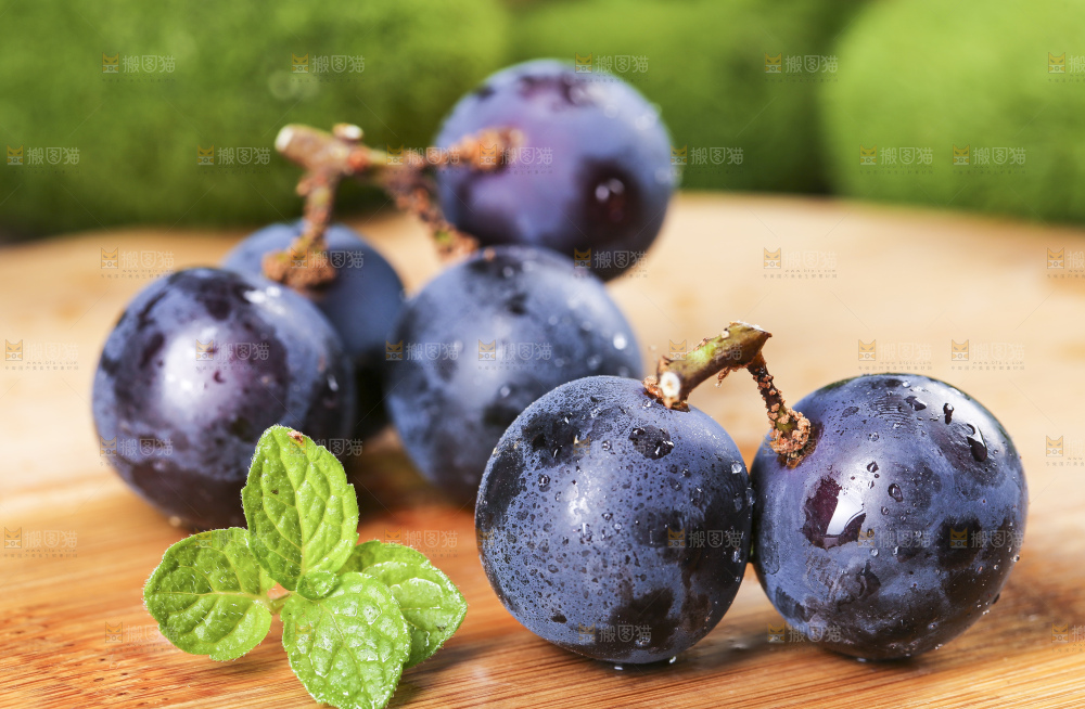 木底上放着巨峰葡萄