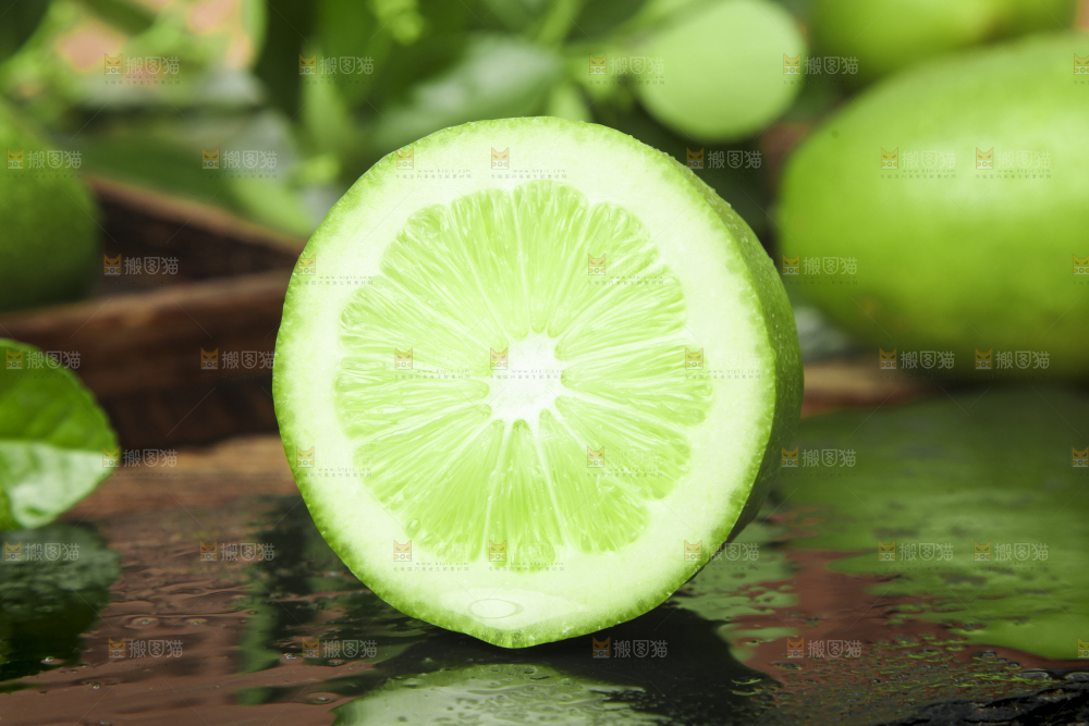 黑底上摆放着海南无籽香水柠檬
