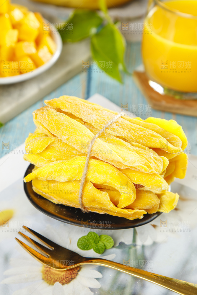 碟子里装着芒果蜜饯