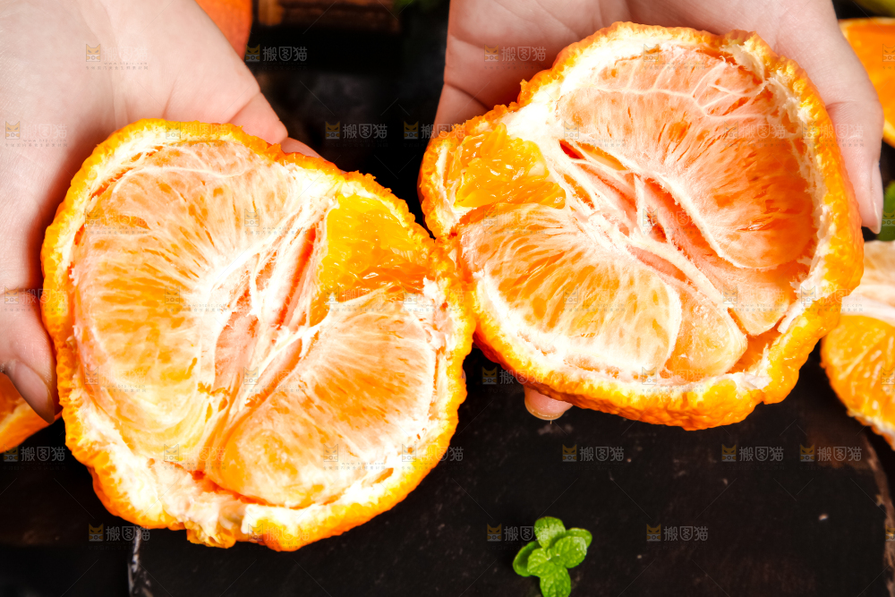 手里拿着柑橘