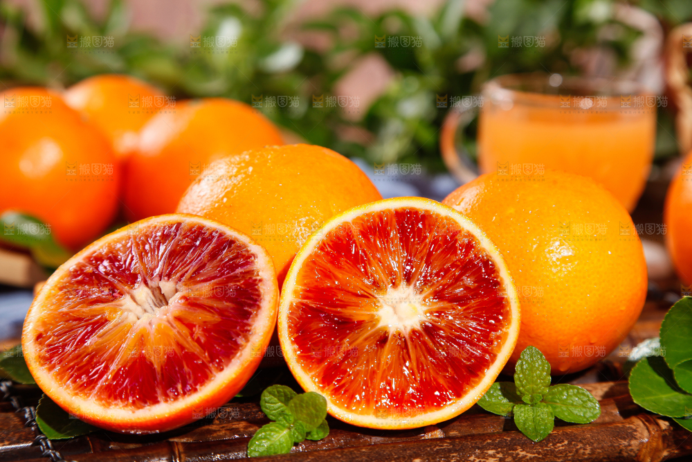 木底上放着玫瑰血橙