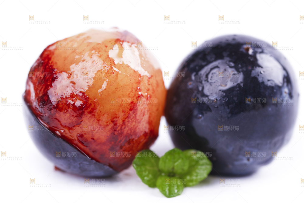 白底上摆放着夏黑葡萄