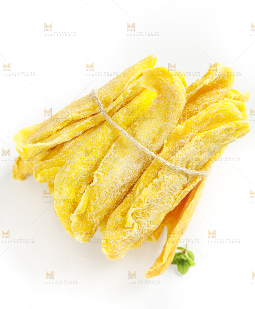 白底上摆放着芒果干