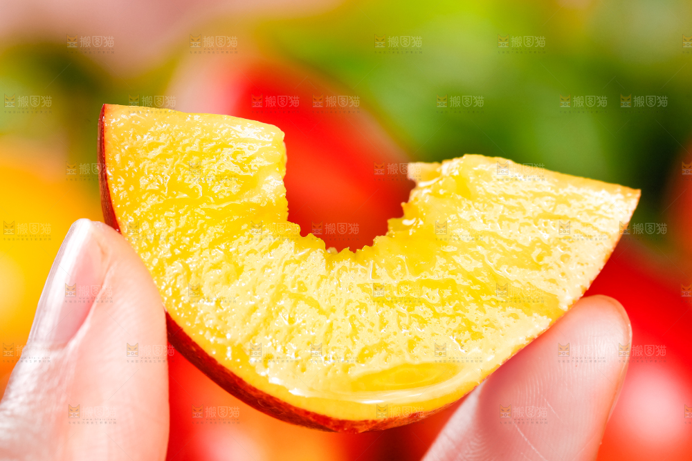 手里拿着黄心油桃