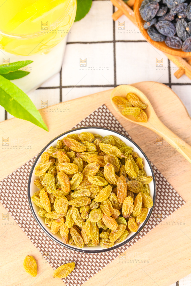 碟子里装着绿提子干