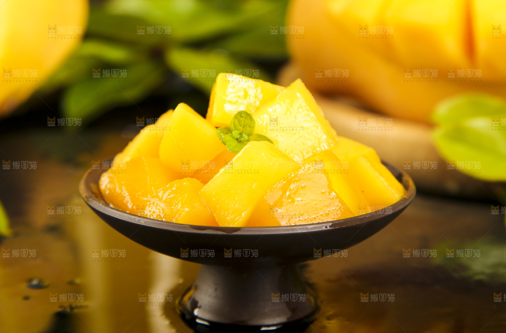 碟子里装着芒果的果肉