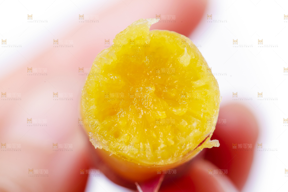 手里拿着板栗蜜薯