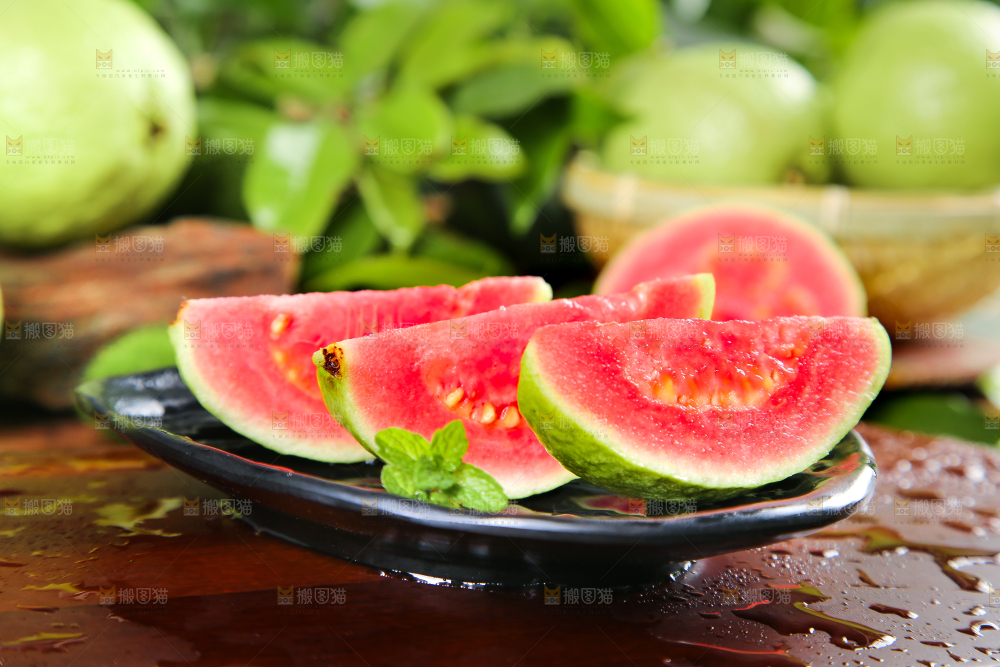 木底上放着红心潘石榴