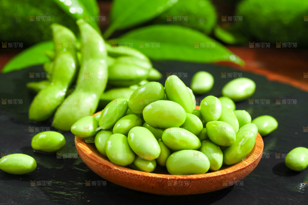 黑底上摆放着青豆