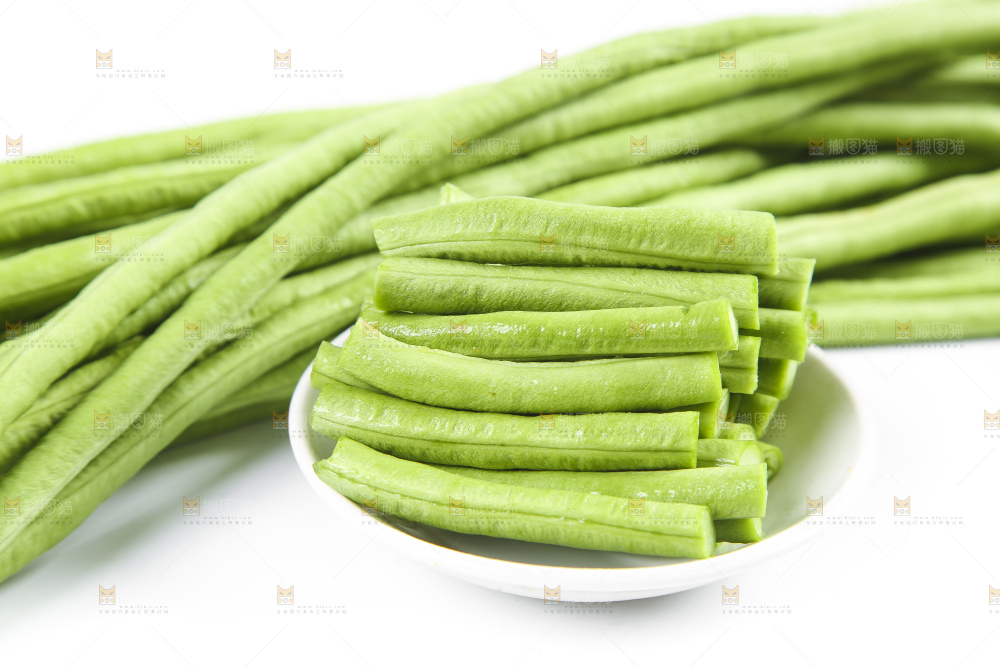 白底上放着豇豆角