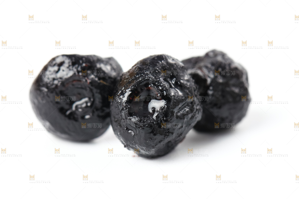 白底上放着蓝莓干