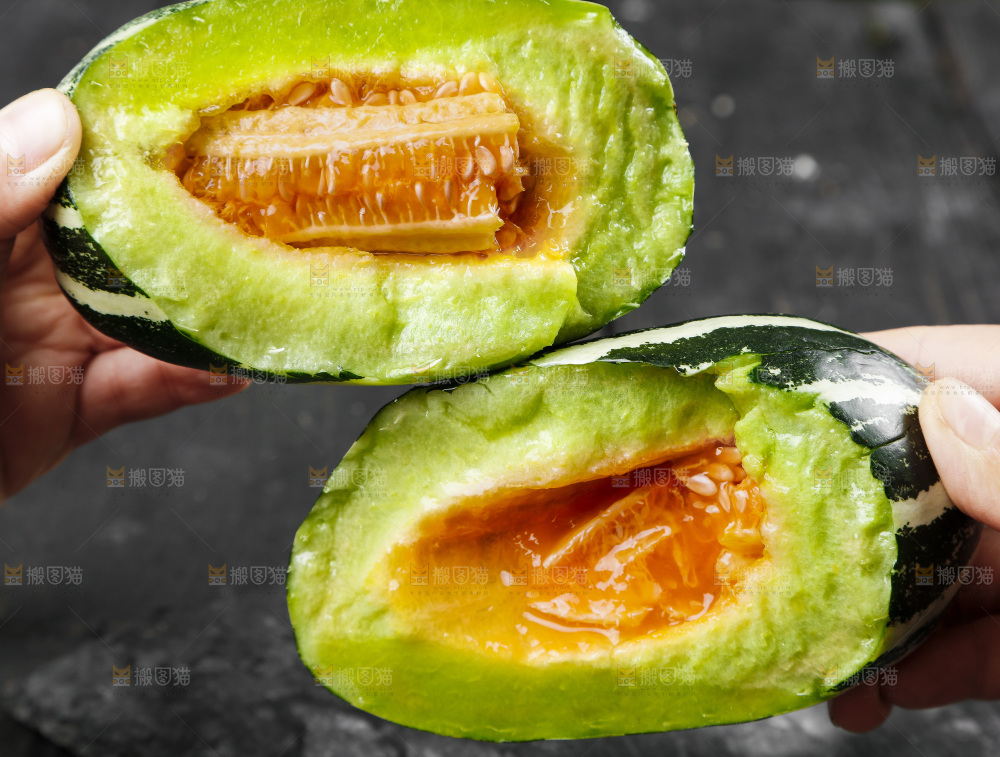 手里拿着博洋9号甜瓜