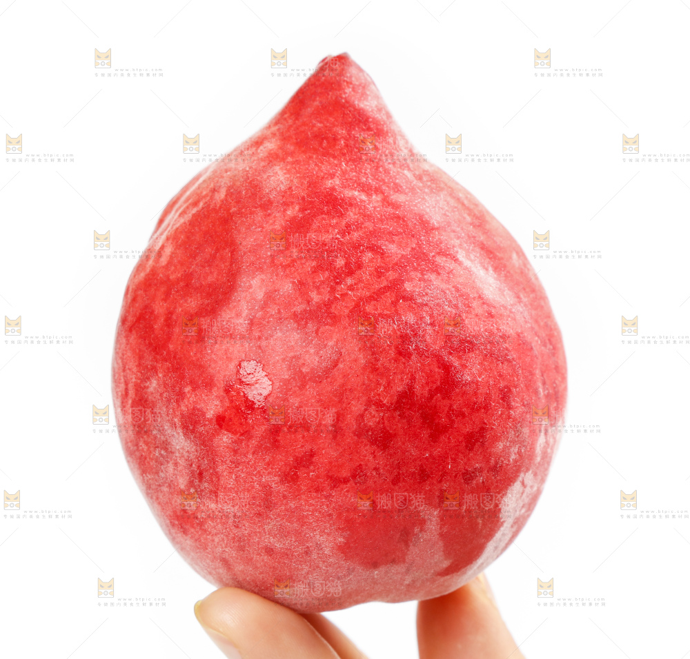 手里拿着鲜嫩水蜜桃