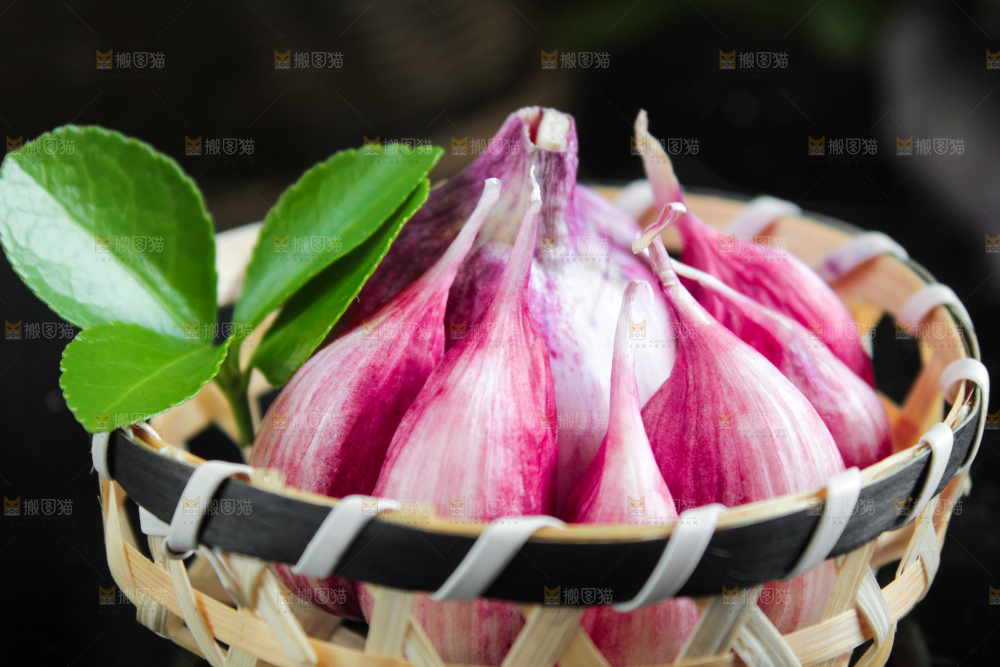 篮子里装着紫皮多重蒜
