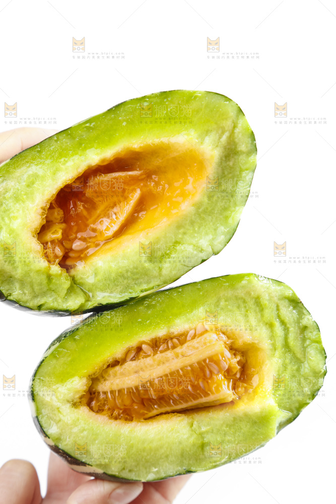 手里拿着羊角蜜甜瓜