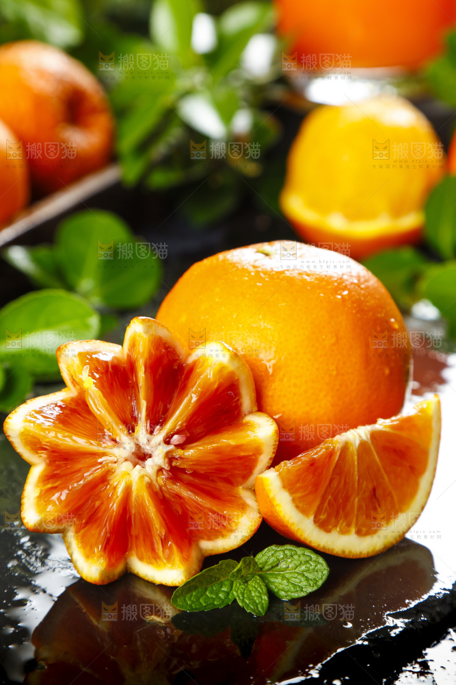 深底上摆放着切开的血橙