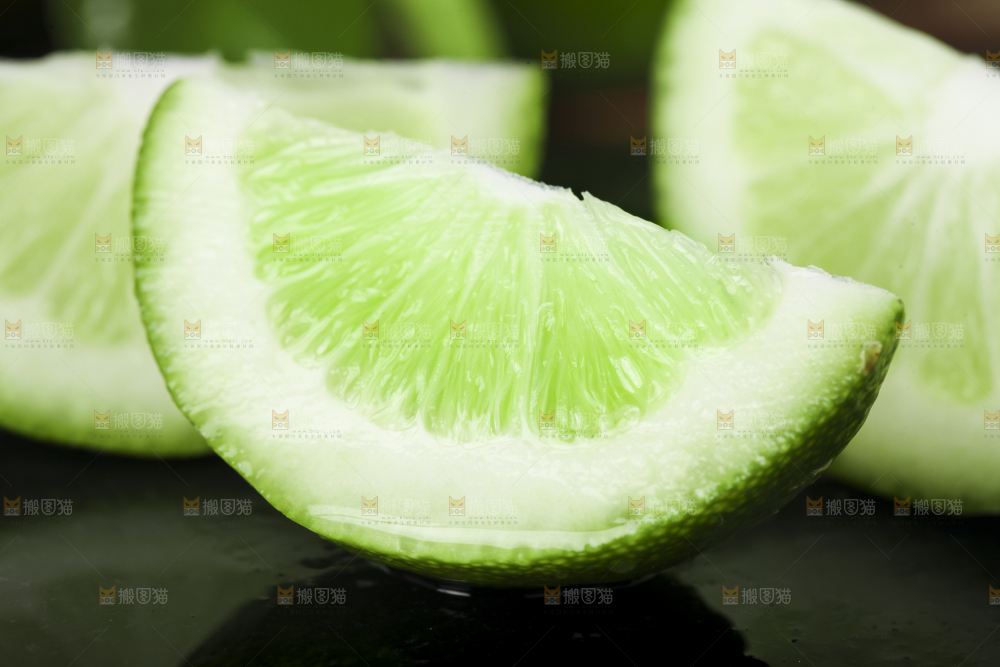 黑底上放着香水柠檬