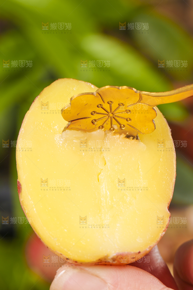 手里拿着土豆
