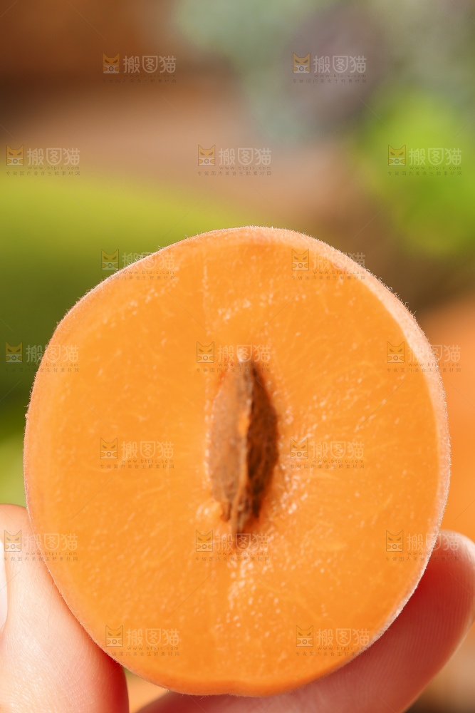 手里拿着大黄杏