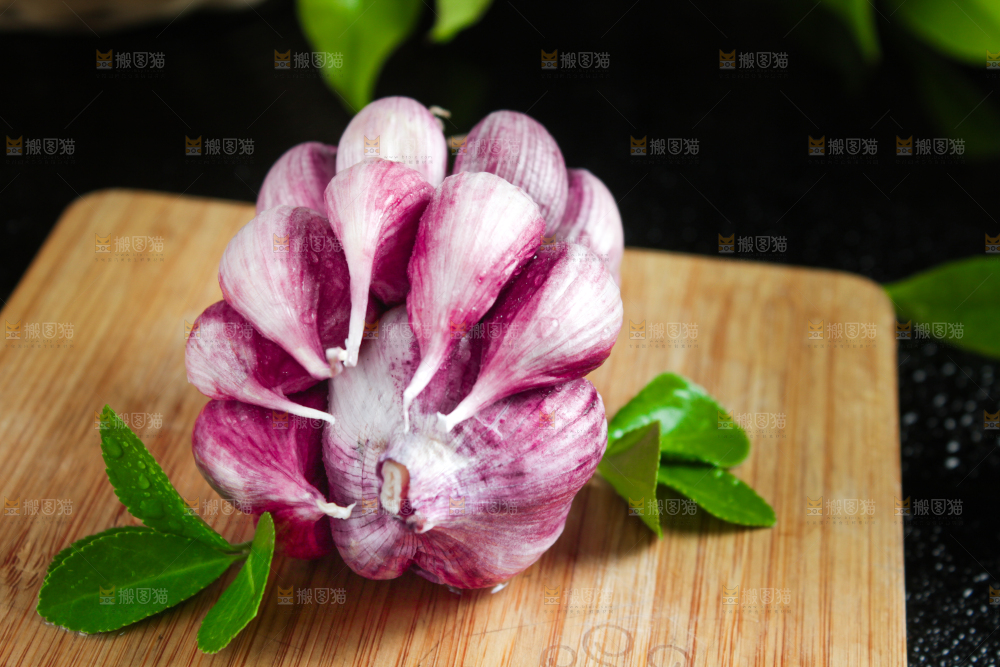木板上放着紫皮大蒜头