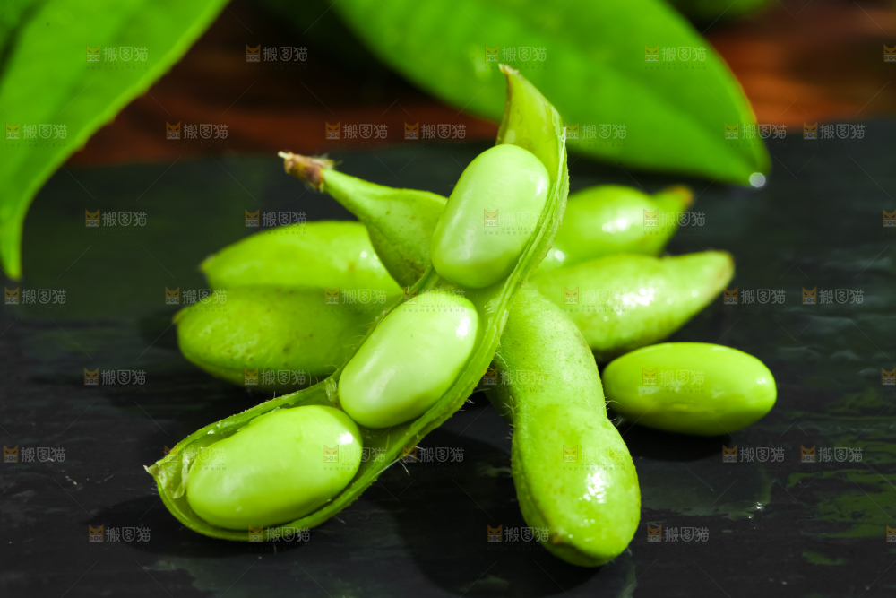 黑底上摆放着湖北毛豆