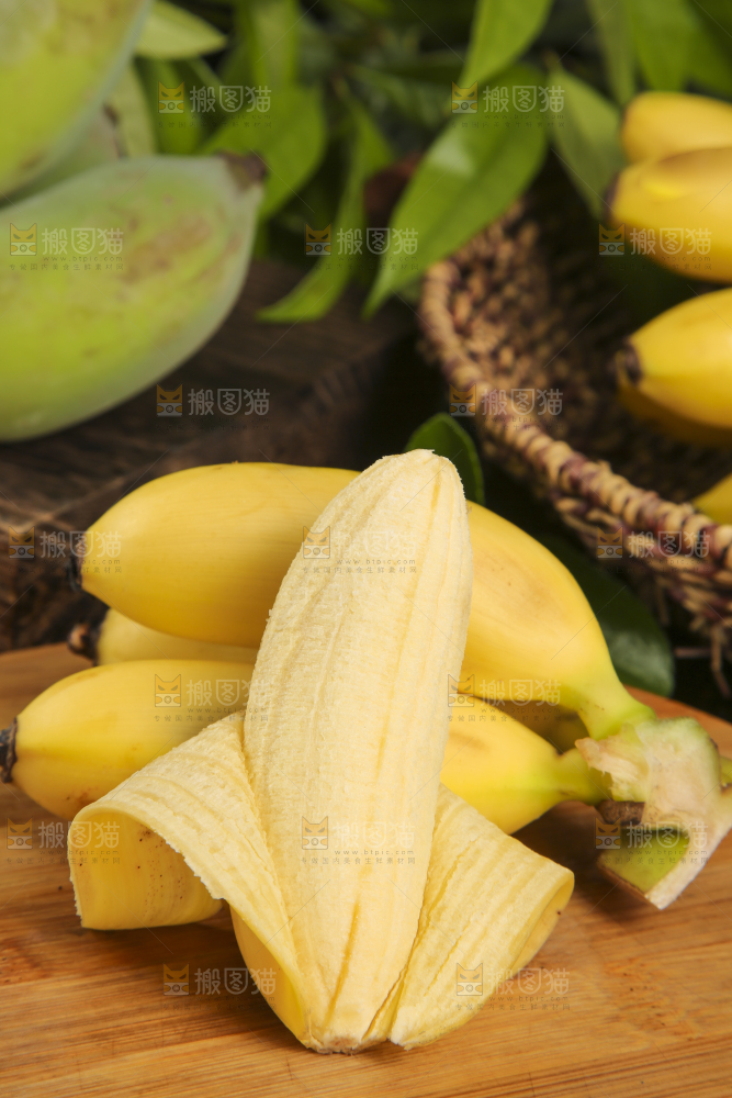 木底上摆放着小米蕉