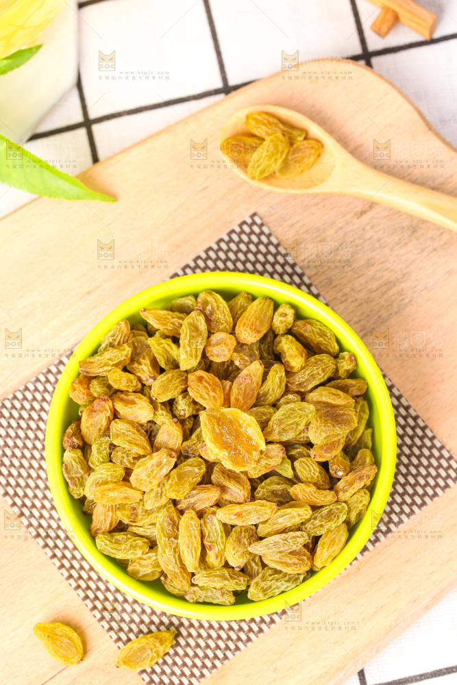 碟子里装着绿提子干