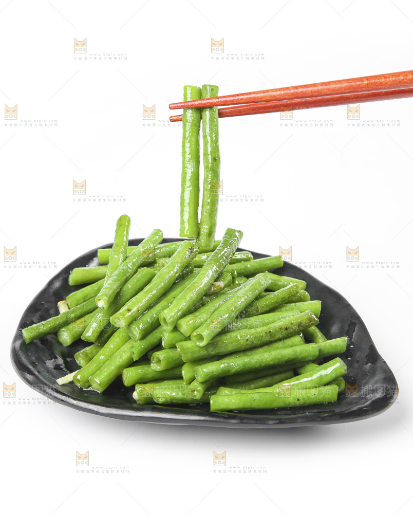 盘子里装着清炒豇豆