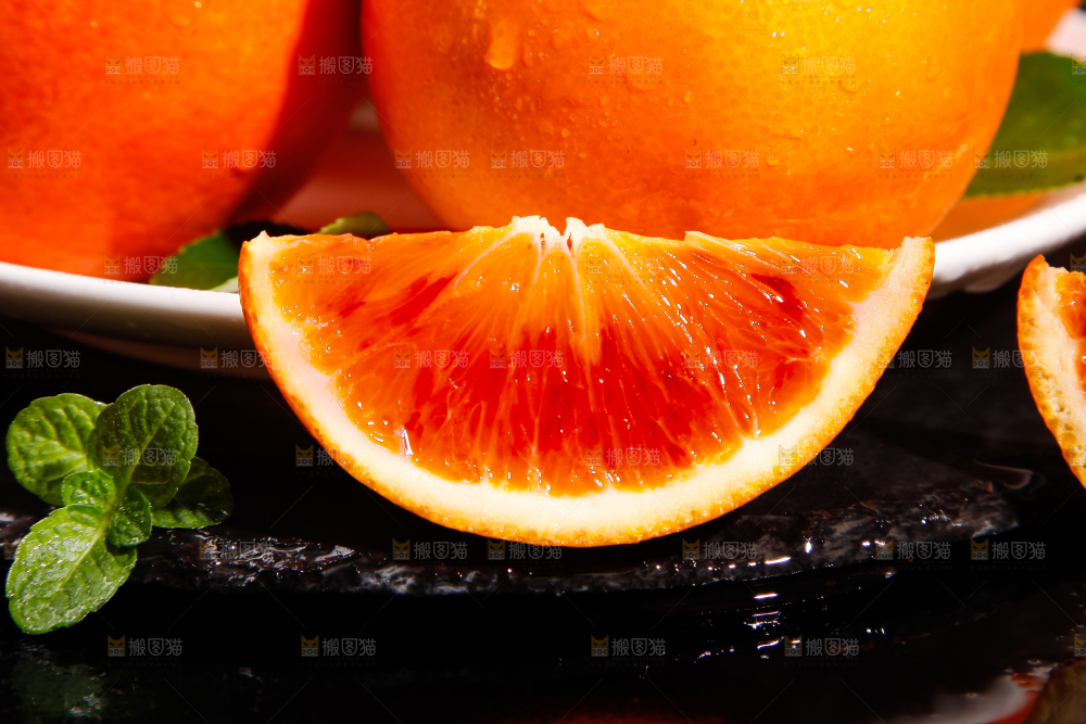 深底上摆放着血橙