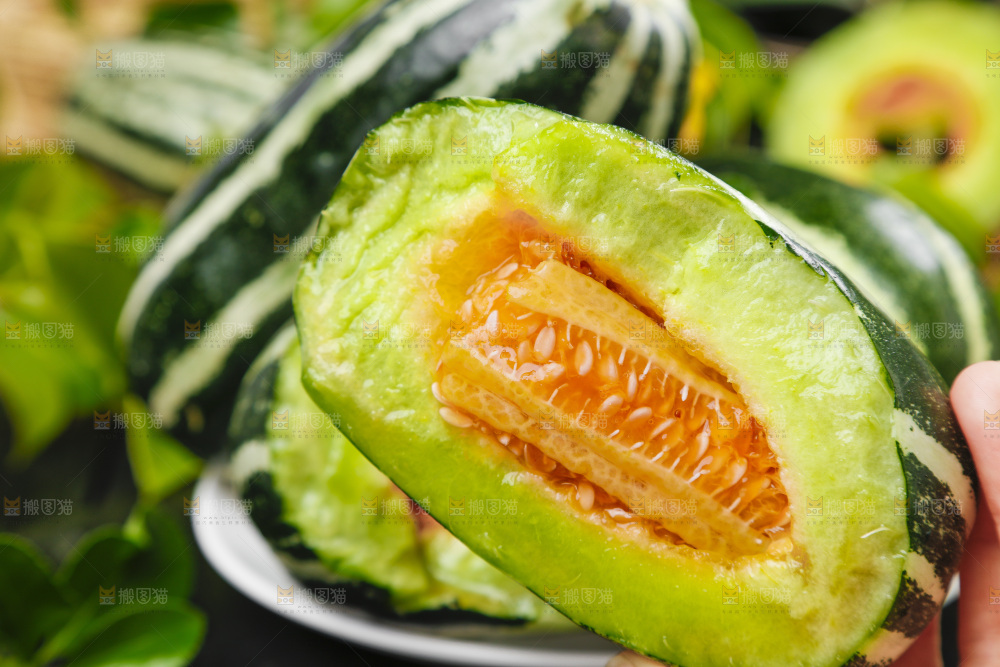 盘子里装着博洋蜜脆甜瓜