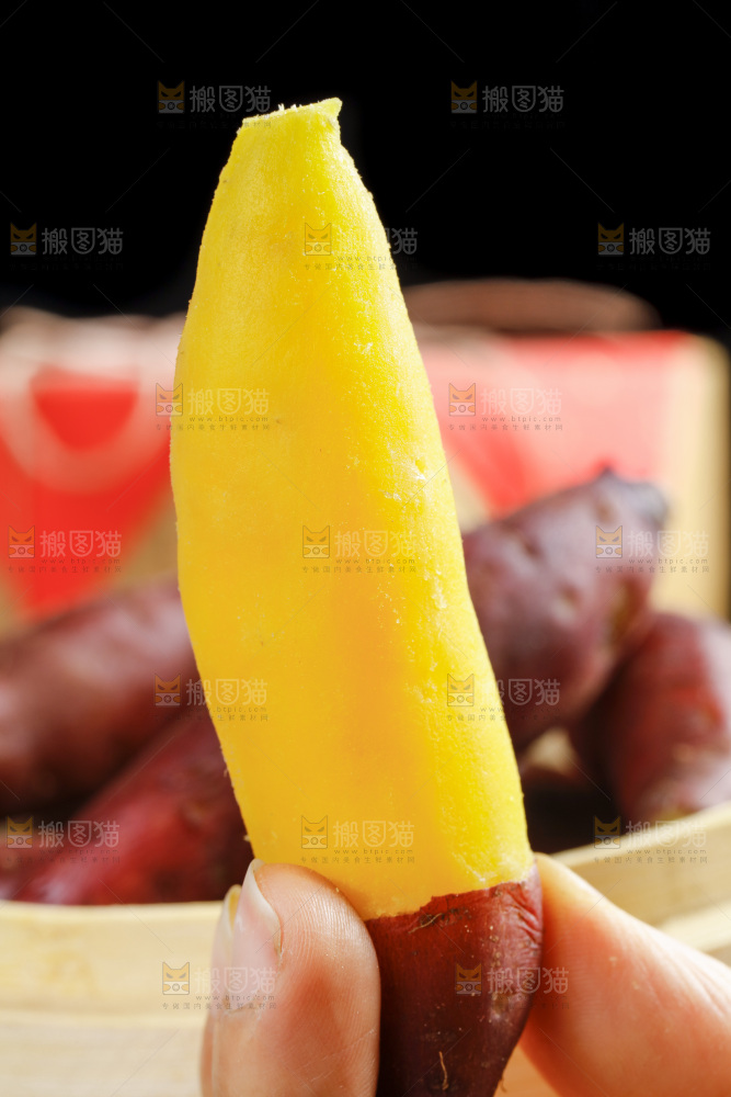 手里拿着临安小香薯