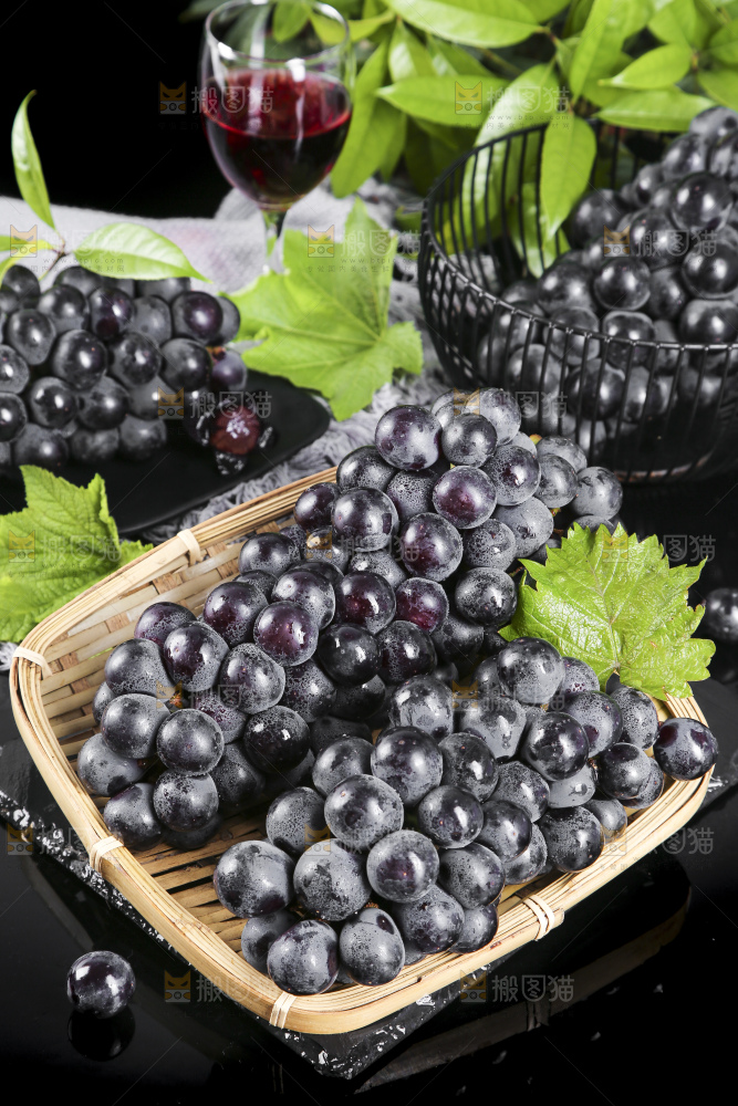 篮子里装着黑提子