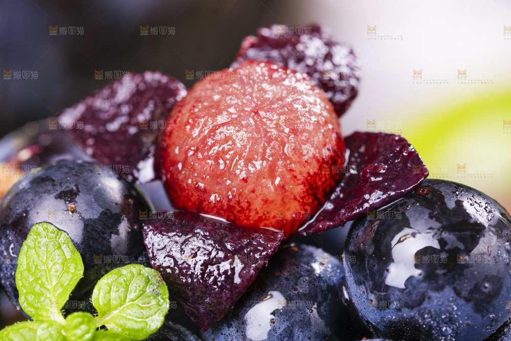 堆放着一堆的无籽黑提