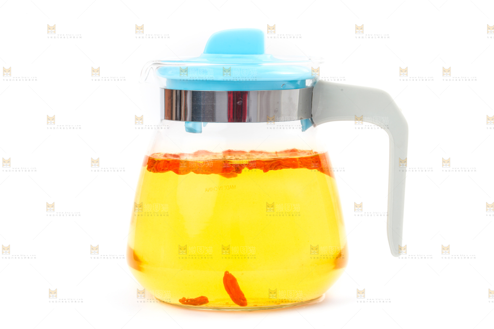水壶里装着枸杞茶
