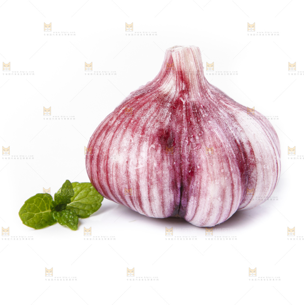 白底上放着紫皮蒜