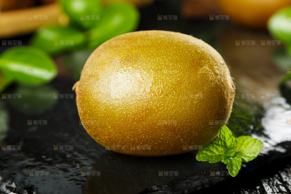 深底上放着奇异果