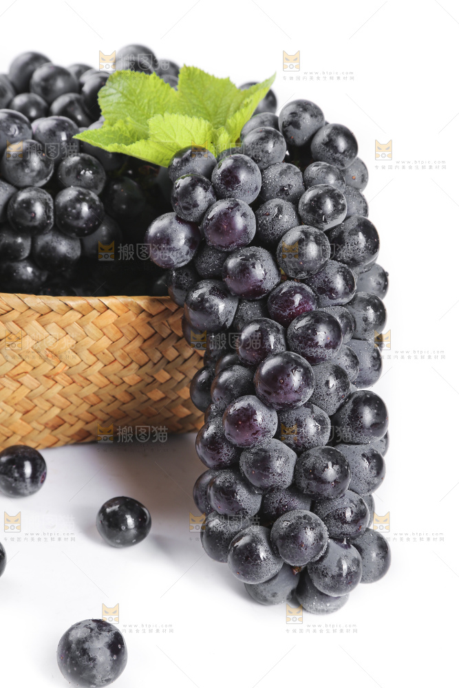 篮子里装着无籽黑提